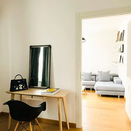 Brera Elegant 5th Floor Flat With Balcony דירה מילאנו