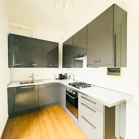 Brera Elegant 5th Floor Flat With Balcony * מילאנו