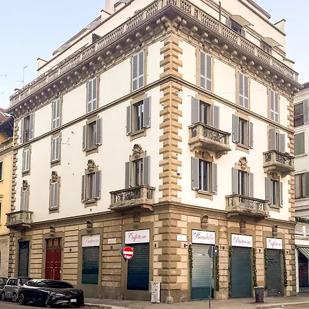 Brera Elegant 5th Floor Flat With Balcony דירה *